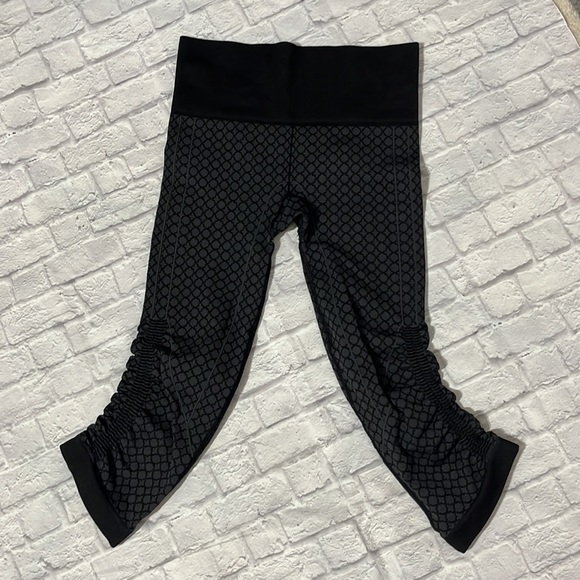 lululemon “In The Flow II” Seamless Crop, Size 2 - Picture 5 of 12